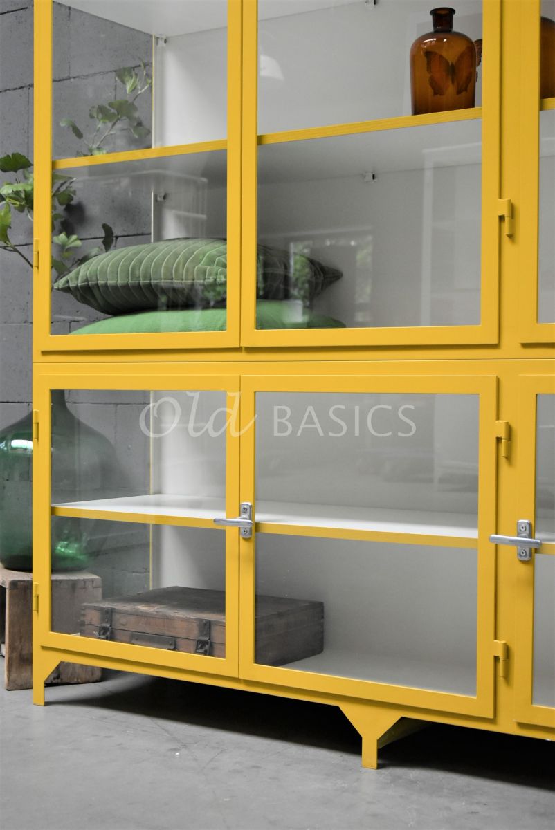 Detail van Apothekerskast Vitrine, 3 deuren, RAL1005, geel, materiaal staal